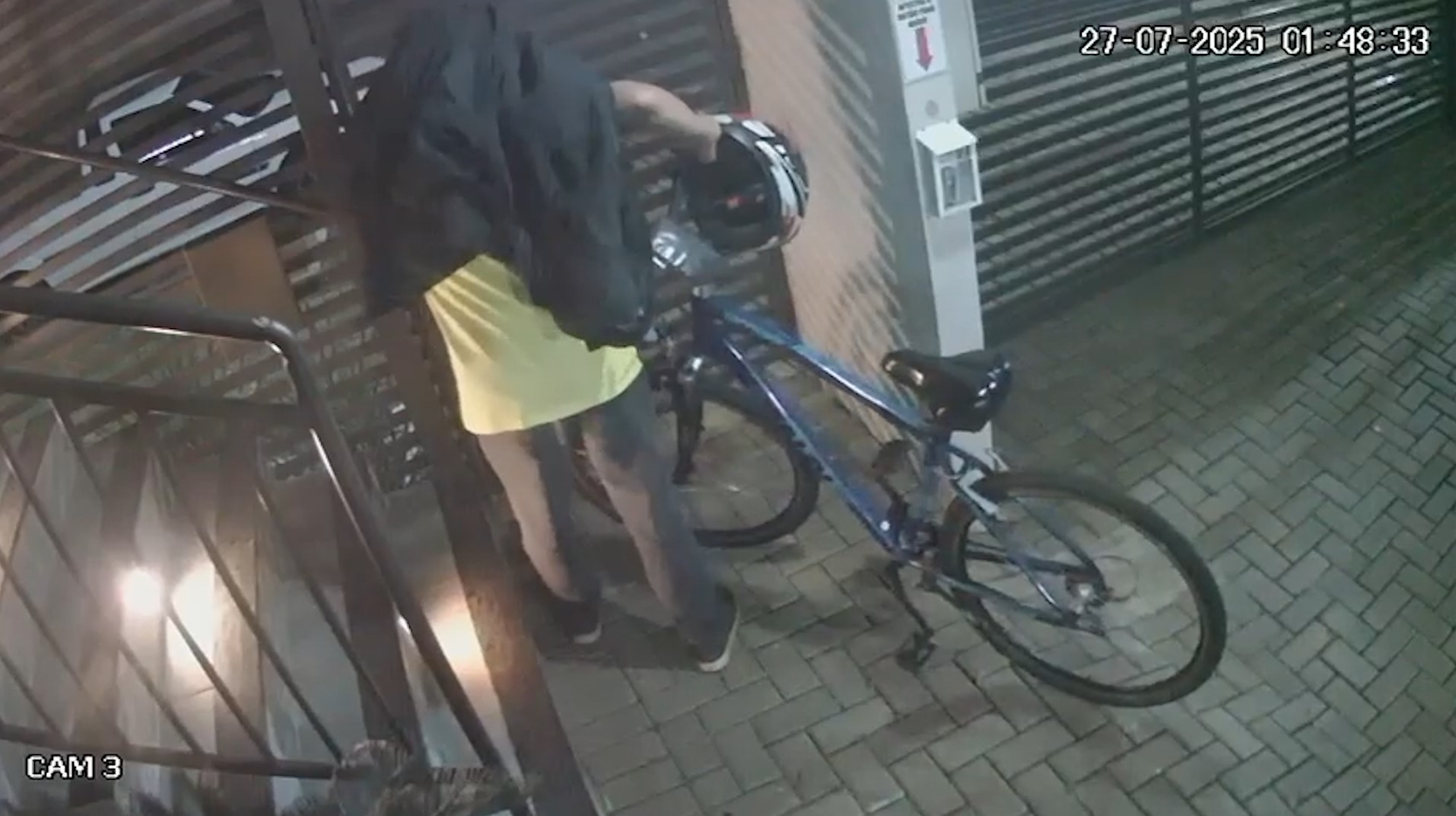Ladrão invade condomínio no Centro de Cascavel e furta bicicleta e capacete durante a madrugada