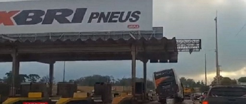Motorista cai de altura de três metros após acidente com ônibus em pedágio na BR-369