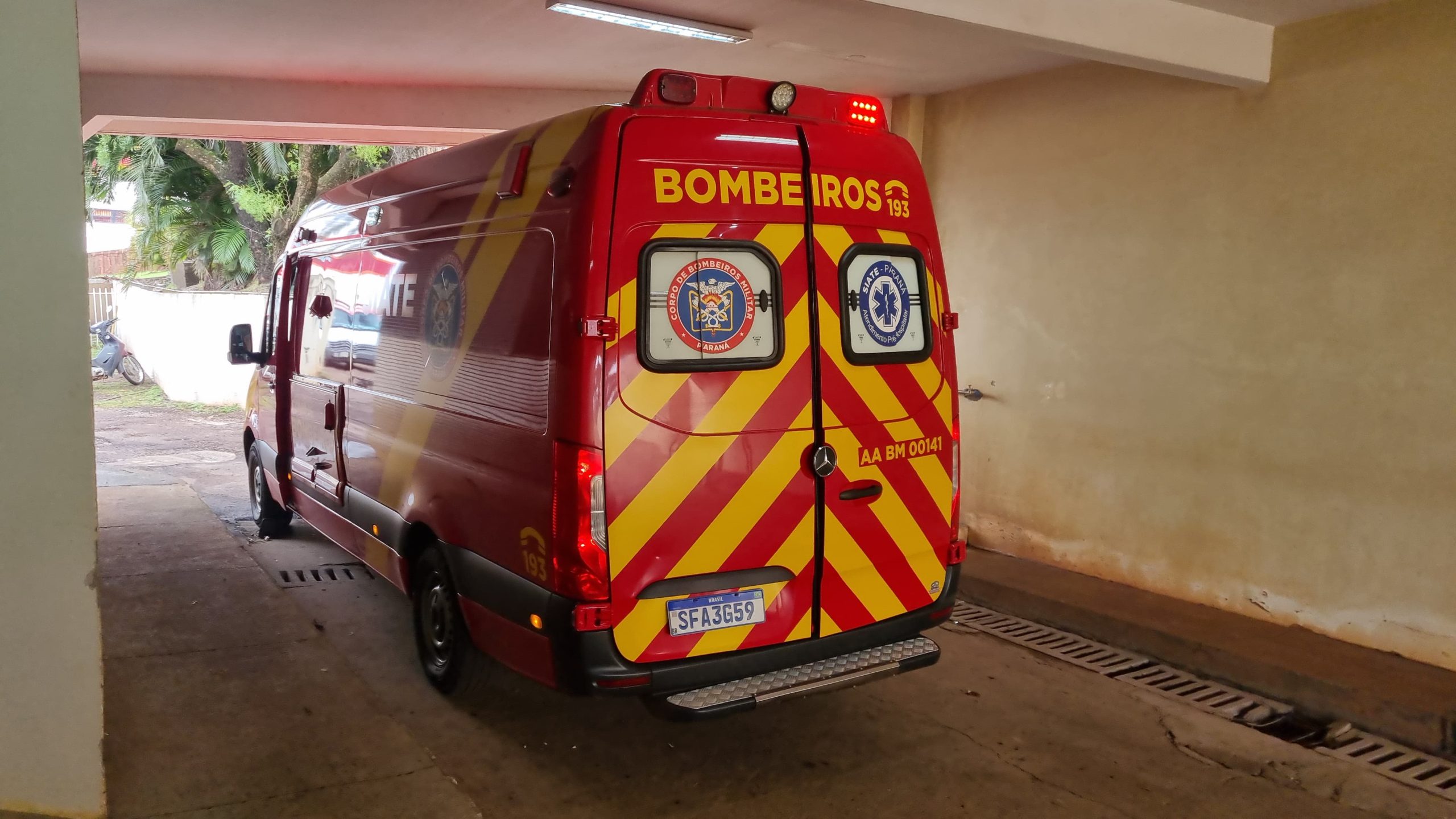 Criança é atingida por airbag em colisão de carros no Bairro Pioneiros Catarinenses