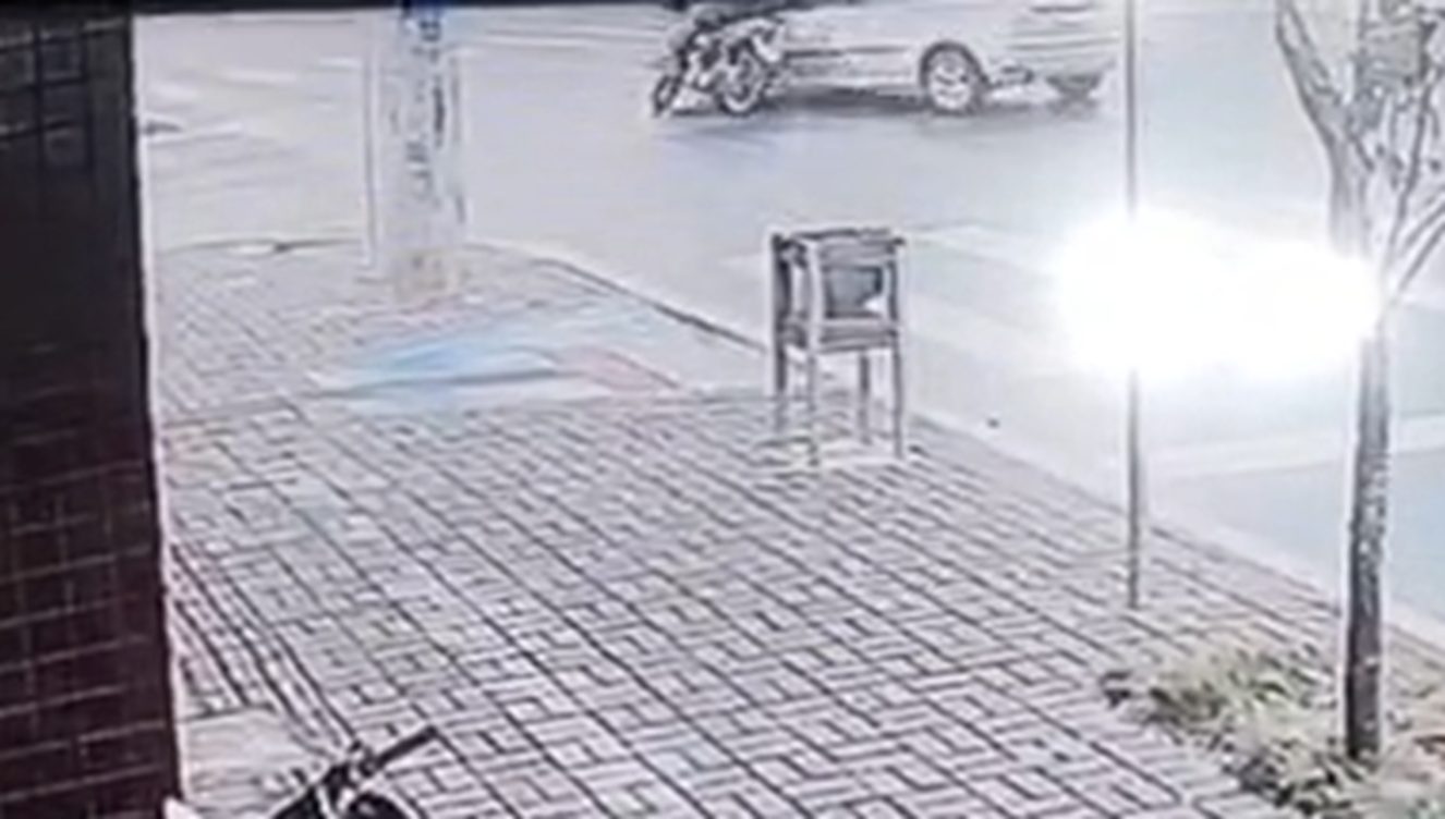 Câmera registra acidente que deixou motociclista ferido na Rua Carlos Gomes