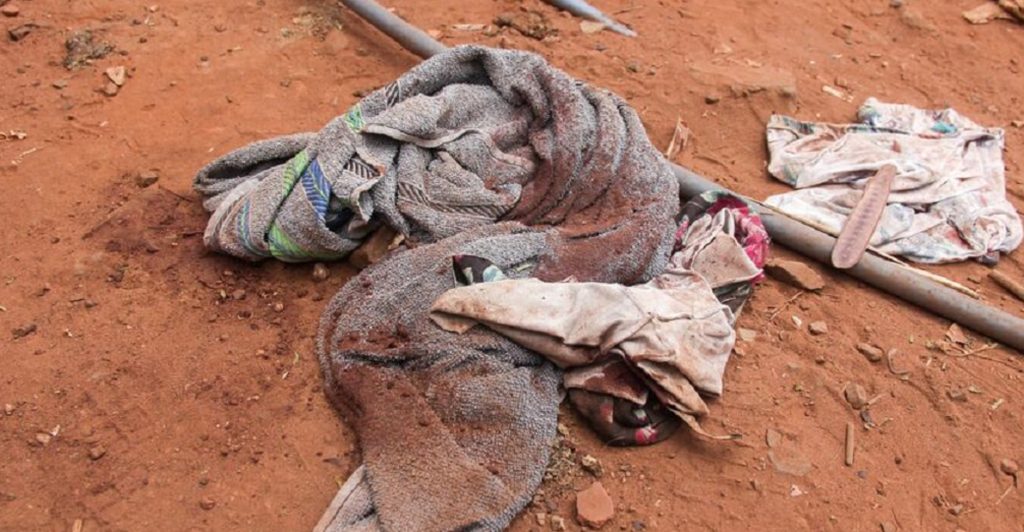 Jovem de 22 anos é brutalmente esfaqueada após noite de bebedeira Jovem de 22 anos é brutalmente esfaqueada após noite de bebedeira