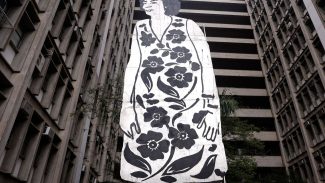  Escultura de Marielle Franco com 11 metros de altura é exposta no Rio