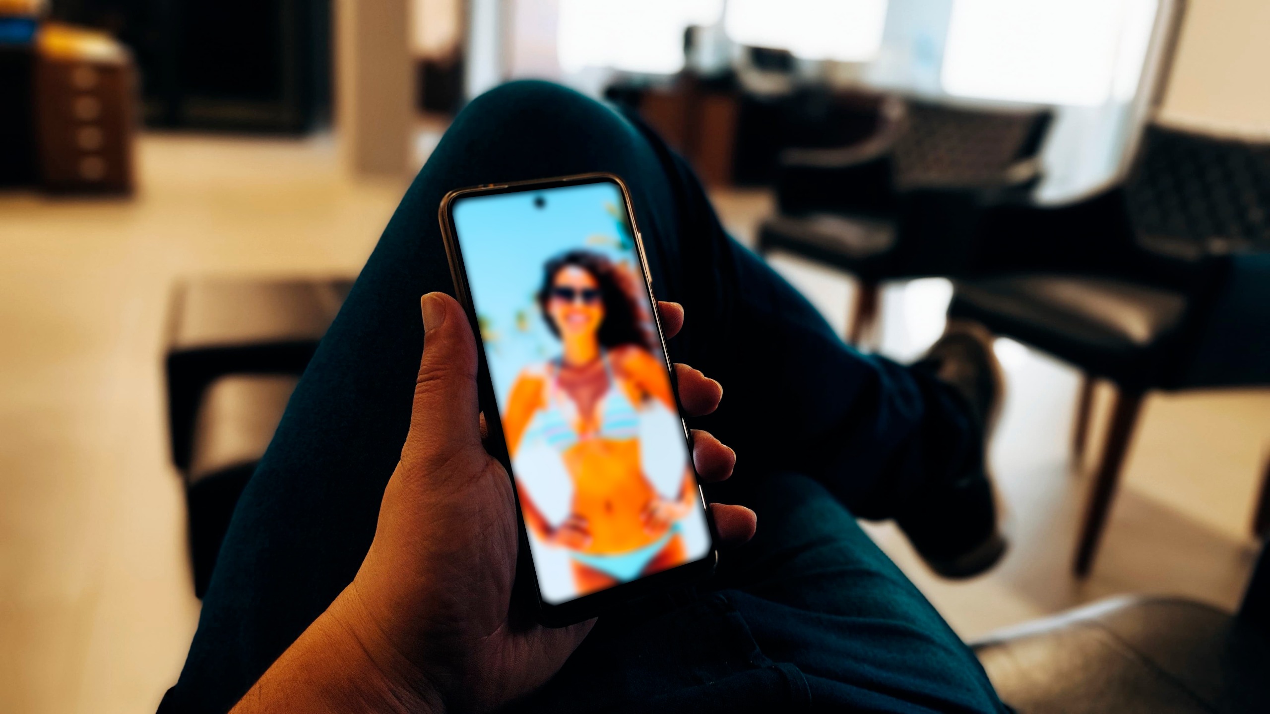 Site de acompanhantes deve pagar R$ 20 mil por publicar foto de mulher sem autorização