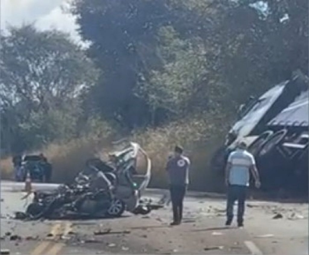 Dupla perde a vida na PR-445 e veículo vira sucata