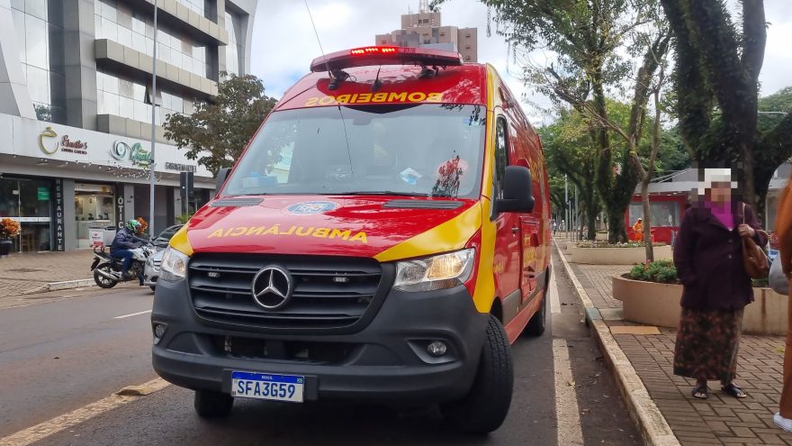 Mulher é atropelada por motocicleta na Avenida Brasil