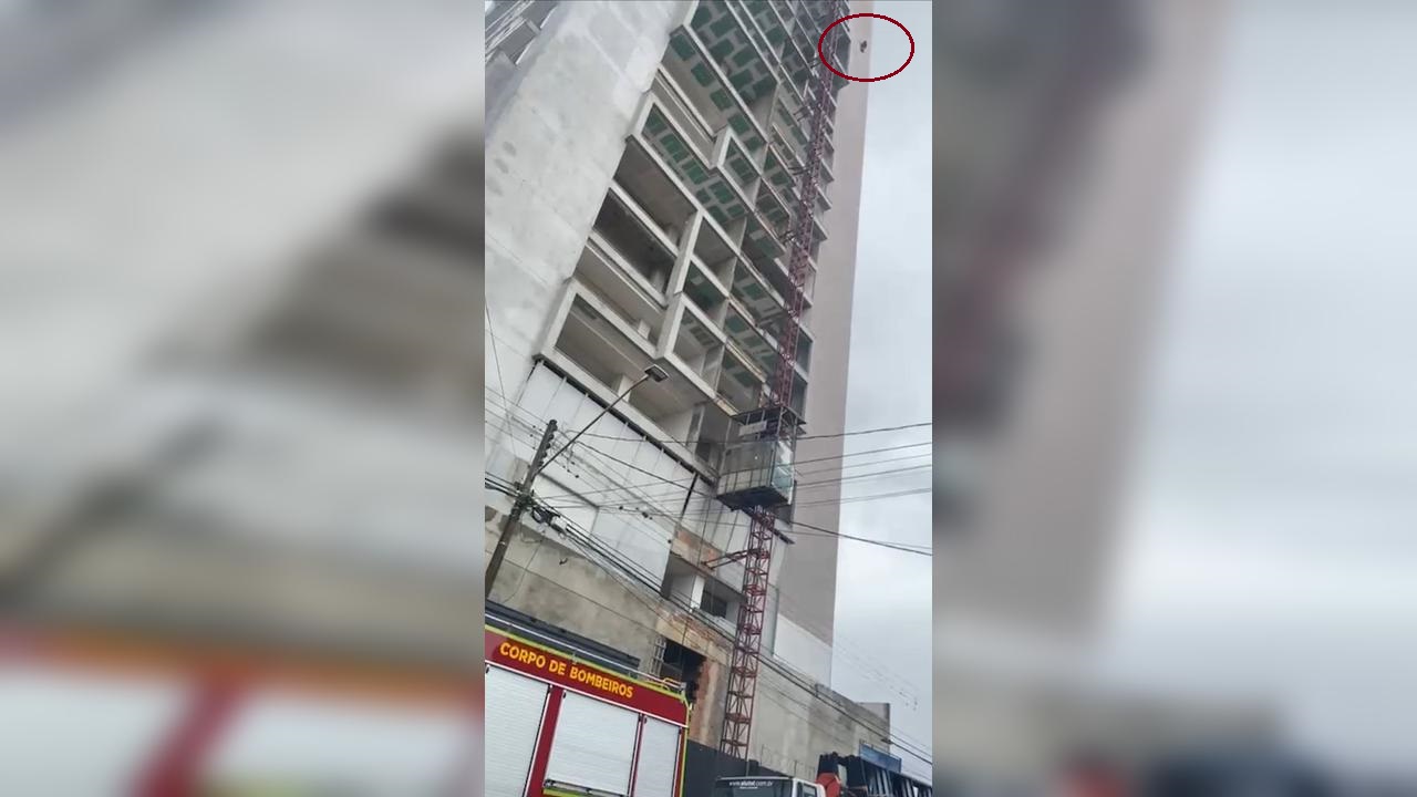 Grande efetivo do Corpo de Bombeiros com alvo em topo de edifício deixa curiosos eufóricos em Cascavel