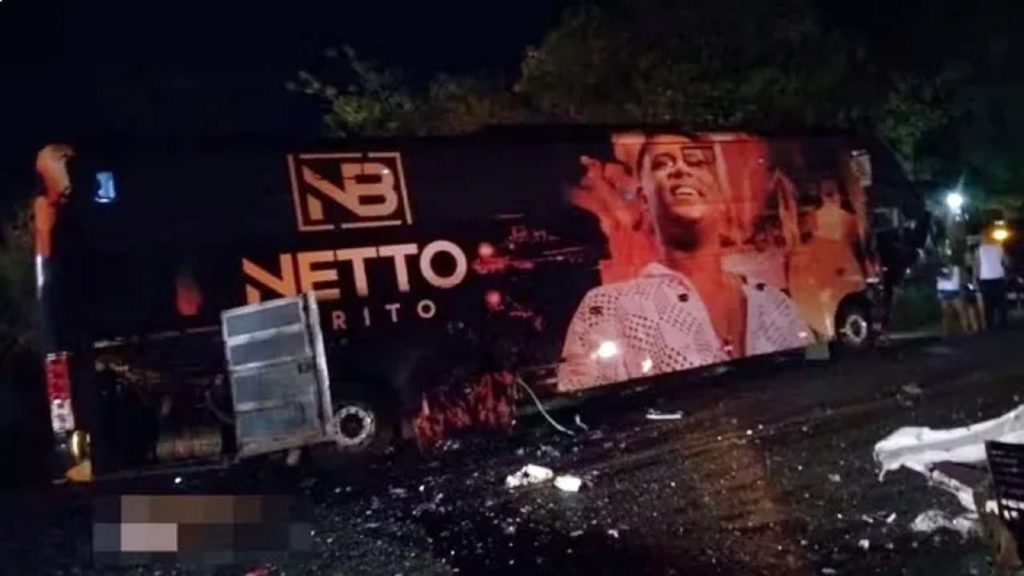 Tragédia na estrada: colisão entre ônibus de banda e carro deixa três mortos Tragédia na estrada: colisão entre ônibus de banda e carro deixa três mortos