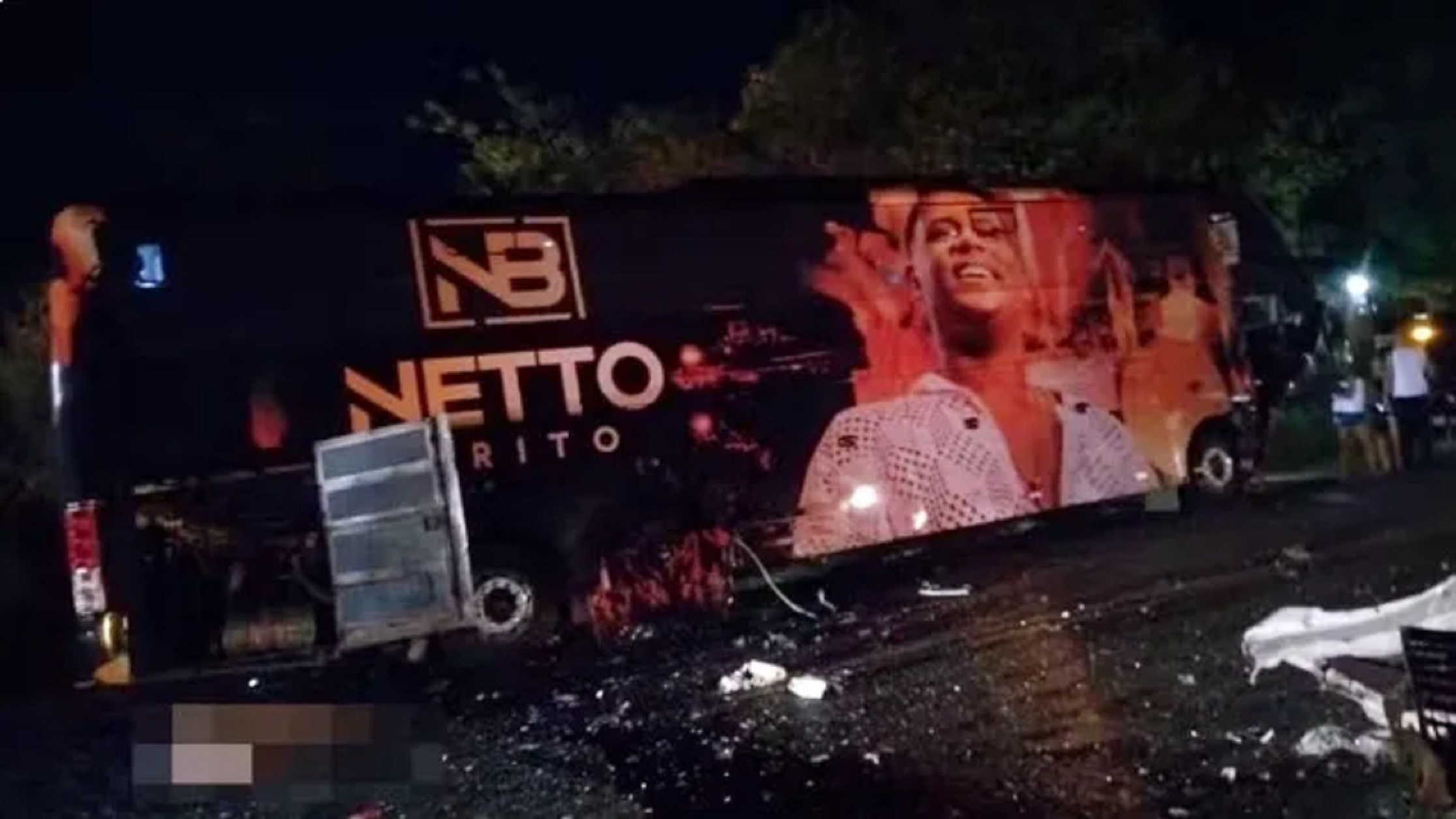 Tragédia na estrada: colisão entre ônibus de banda e carro deixa três mortos