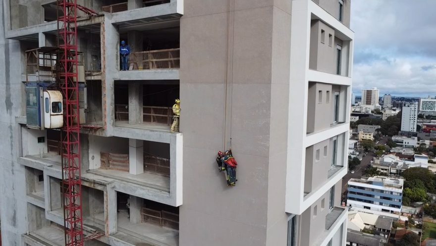 Imagens aéreas mostram ‘resgate’ do Corpo de Bombeiros em edifício no Centro