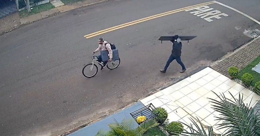 Homens são vistos andando com televisores no Bairro Alto Alegre