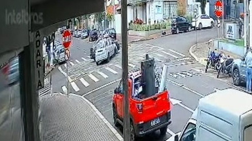 Fiesta avança preferencial e causa acidente na Rua Mato Grosso