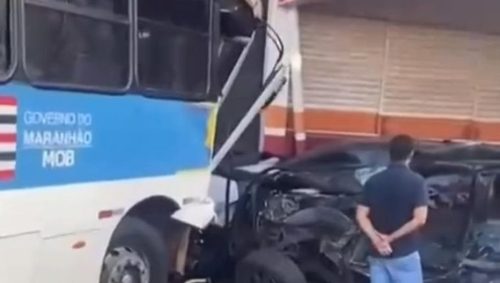 Ônibus arrasta caminhonete e mata motorista em acidente Imagem referente a Ônibus arrasta caminhonete e mata motorista em acidente