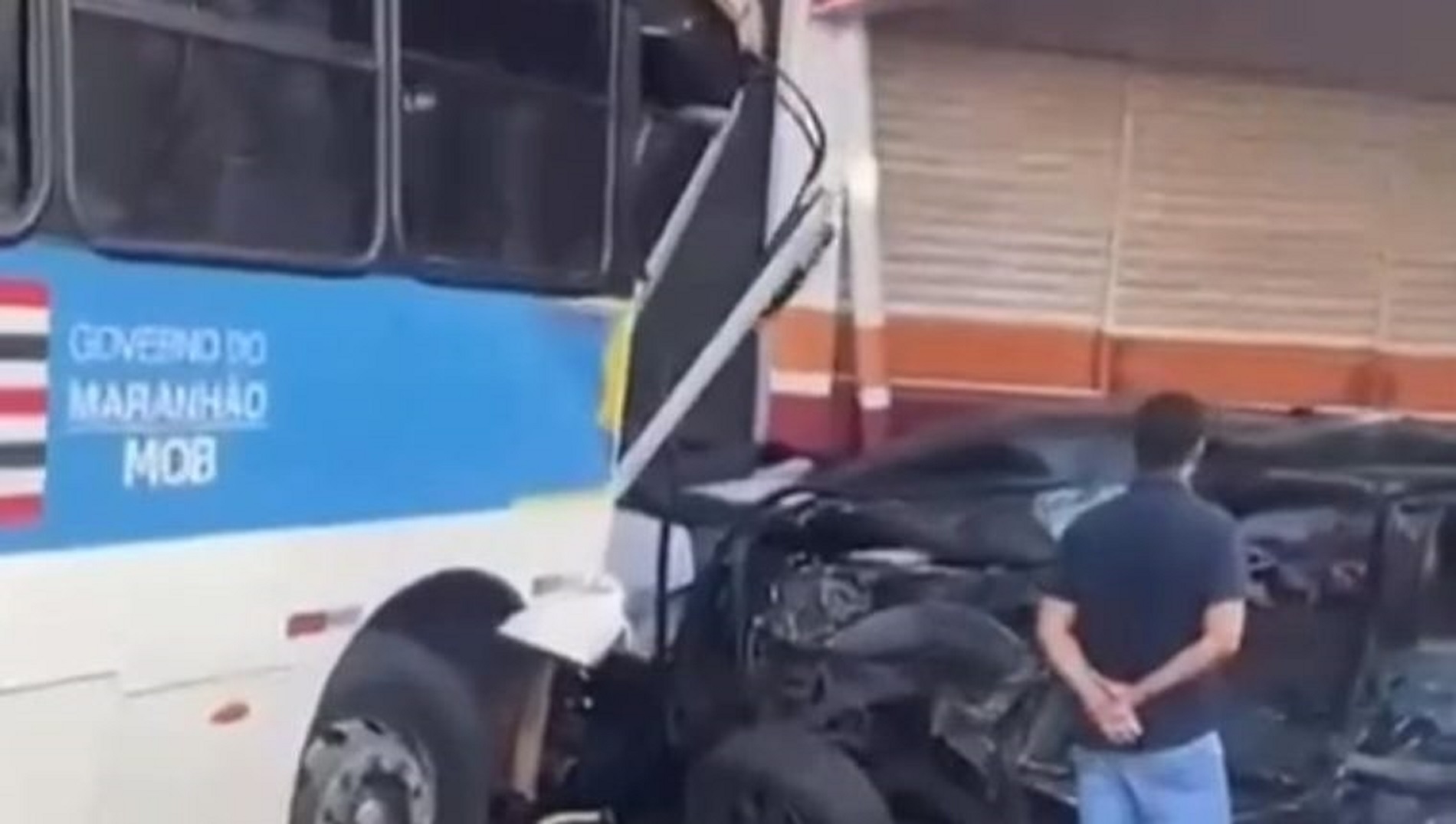 Ônibus arrasta caminhonete e mata motorista em acidente