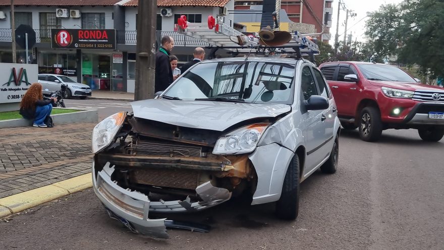 Fiesta e Prisma colidem na Rua Mato Grosso, no Centro de Cascavel