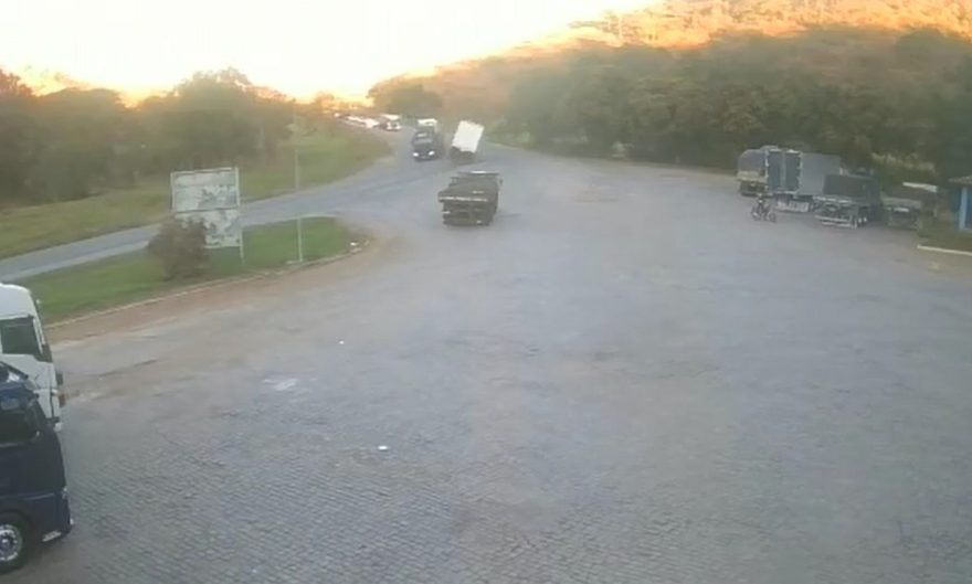 Veja o momento em que carreta tomba e atinge pedestres na BR-116
