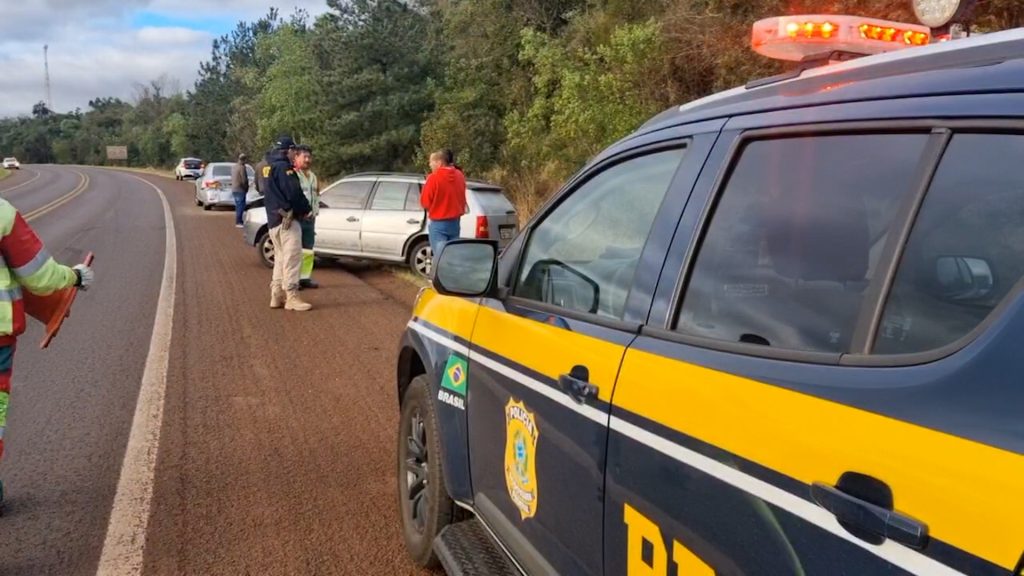 Corolla trava na pista e Parati bate na traseira na BR-369 em Cascavel