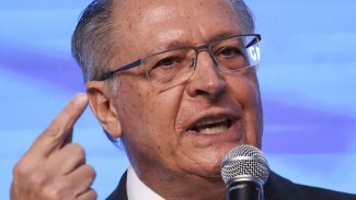 Brasil está conversando “com reserva” com Estados Unidos, diz Alckmin