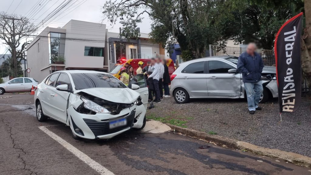 Carro atinge portão de residência após acidente na Rua Machado de Assis