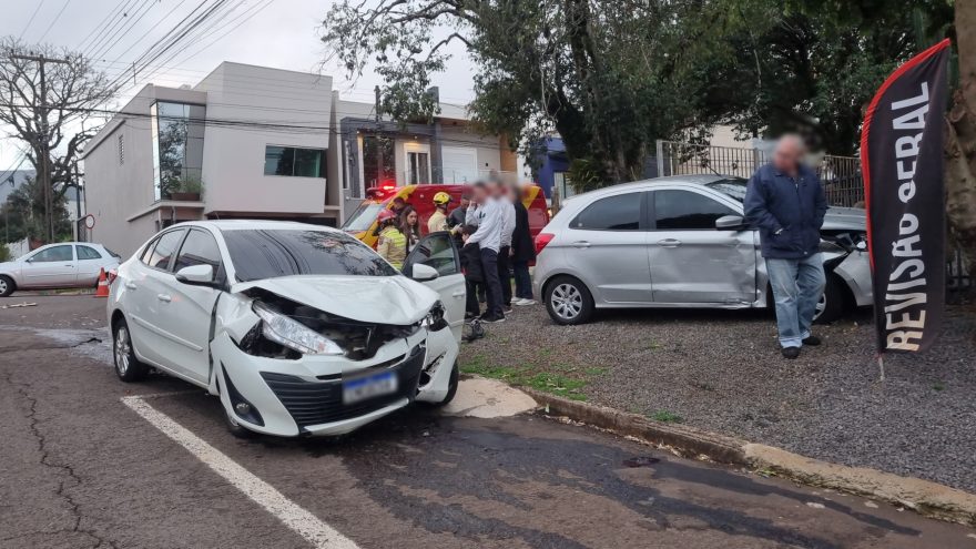 Carro atinge portão de residência após acidente na Rua Machado de Assis