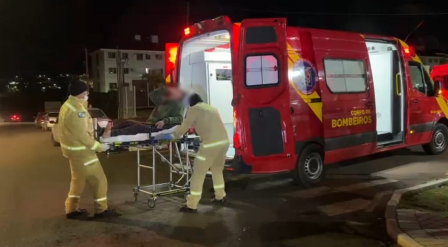 Jovem de 21 anos fica ferido em acidente entre moto e van no Bairro Brasília