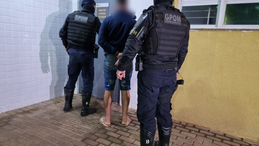 Caminhoneiro é preso por embriaguez ao volante após acidente na Av. Brasil