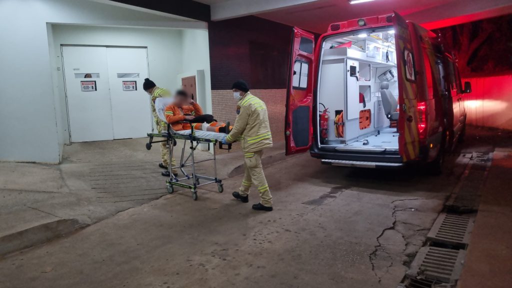 Objeto perfura a perna de trabalhador durante a coleta de recicláveis em Cascavel