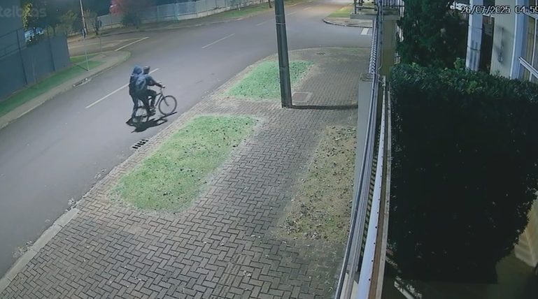Assalto violento contra idosa: Câmera mostra criminosos fugindo em bicicleta