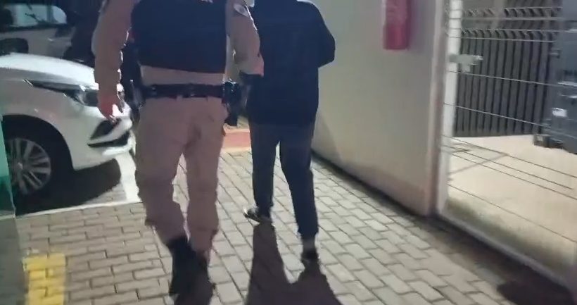 PM encontra crianças sozinhas na praça e mãe é levada à delegacia por abandono de incapaz