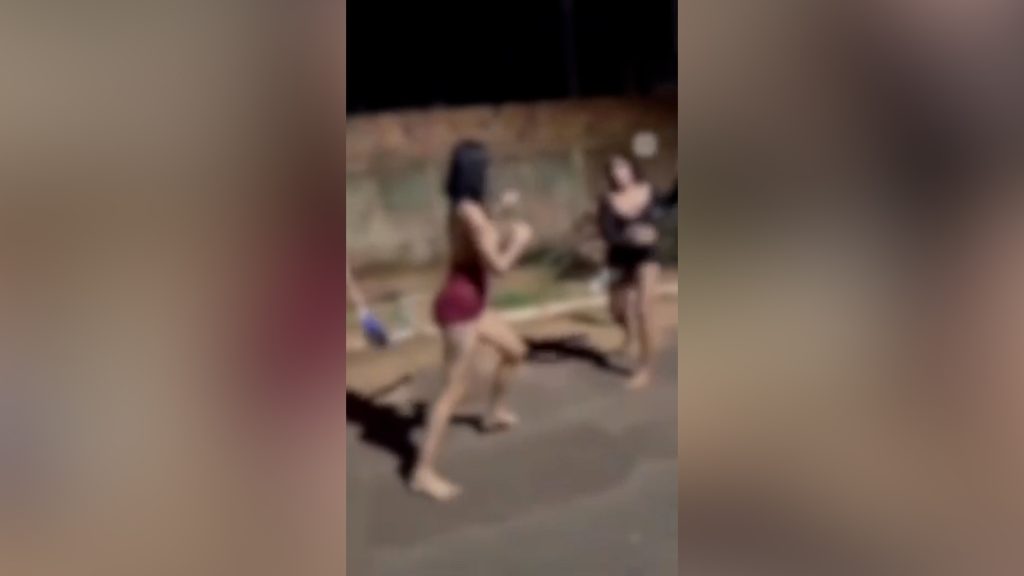 Sutiã pra um lado, unha pro outro: vídeo mostra briga de mulheres trans no meio da rua