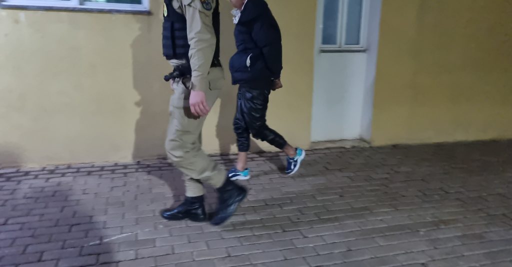 Homem agride ex-companheira e namorada dela em rua de Interlagos