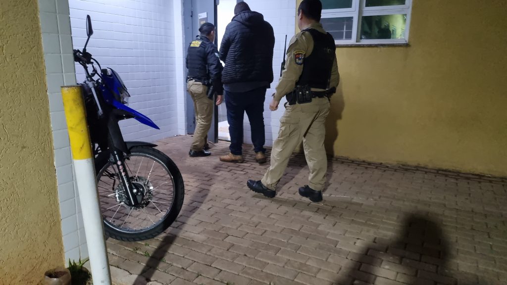 Homem de 29 anos é flagrado tentando furtar motocicleta no pátio do Detran