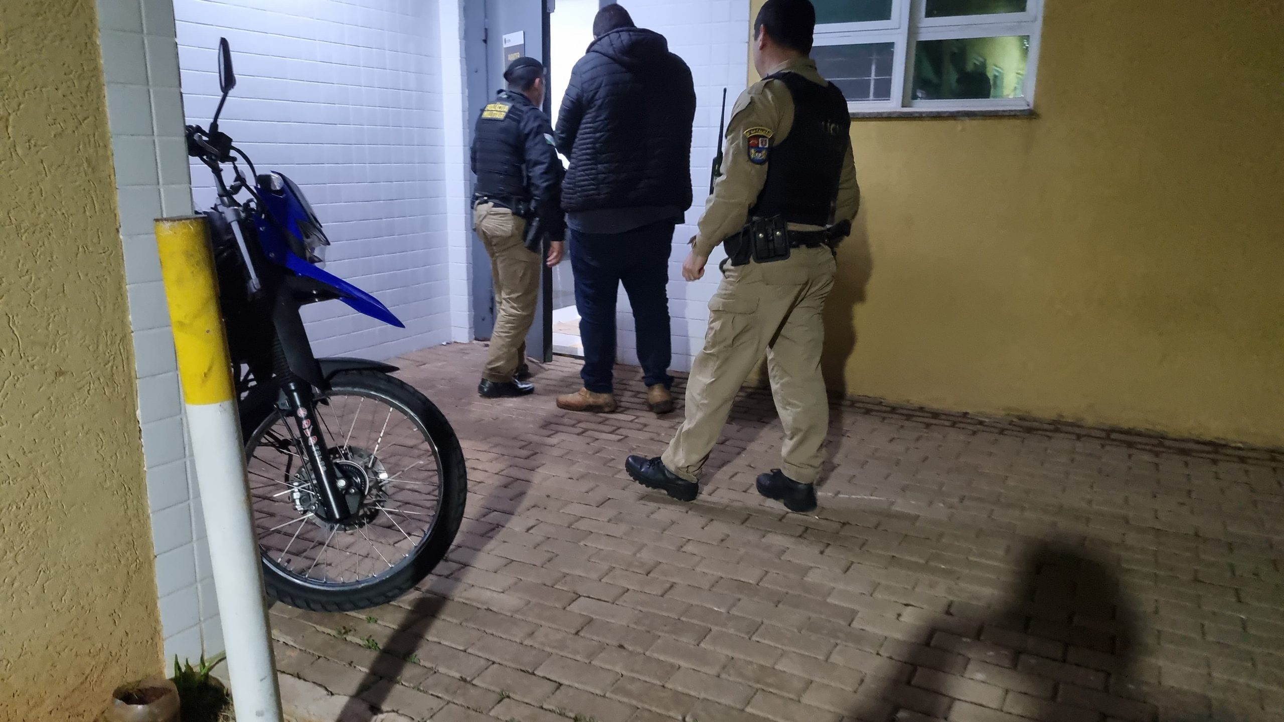 Homem de 29 anos é flagrado tentando furtar motocicleta no pátio do Detran