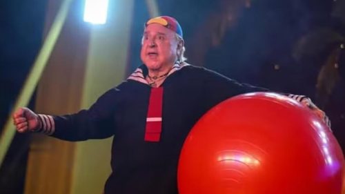 Gentalha, gentalha! Carlos Villagrán, aos 81 anos, revive Kiko em apresentação emocionante Imagem referente a Gentalha, gentalha! Carlos Villagrán, aos 81 anos, revive Kiko em apresentação emocionante