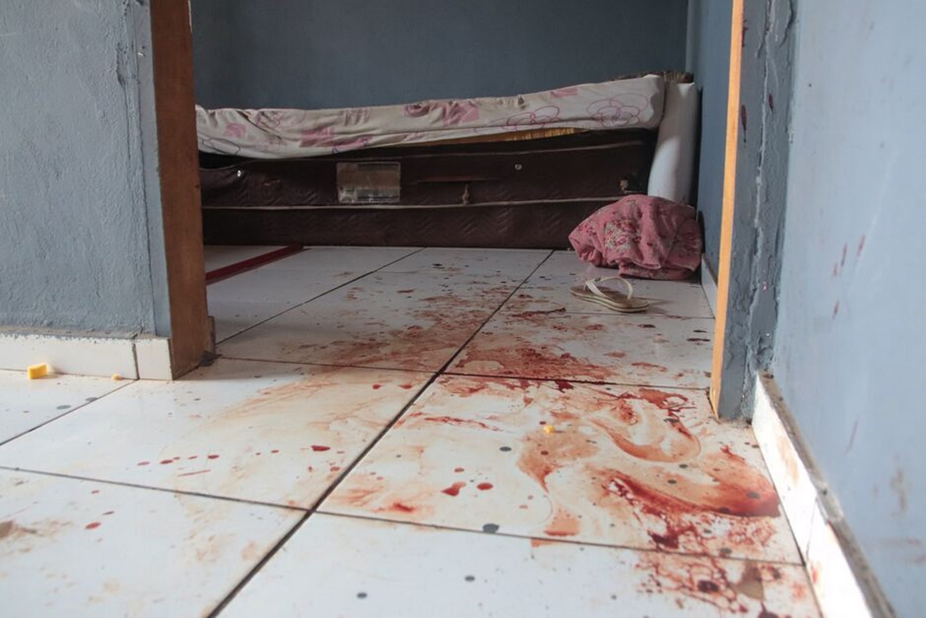 Sangue, briga e fuga: mulher internada após ataque do cunhado 