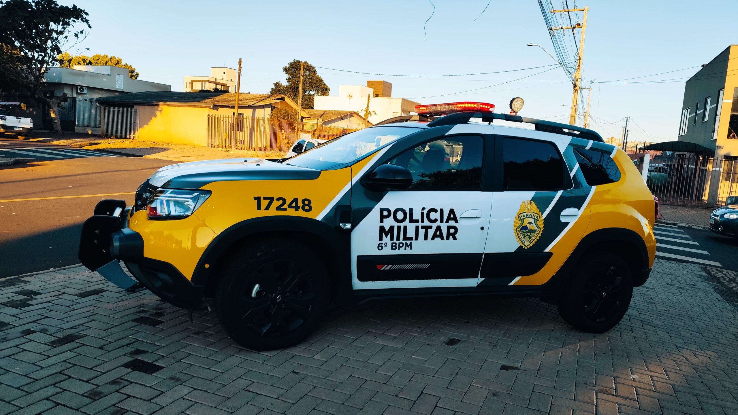 Homem é contido com arma de choque após agredir a ex-esposa e ser flagrado queimando roupas Imagem referente a Homem é contido com arma de choque após agredir a ex-esposa e ser flagrado queimando roupas