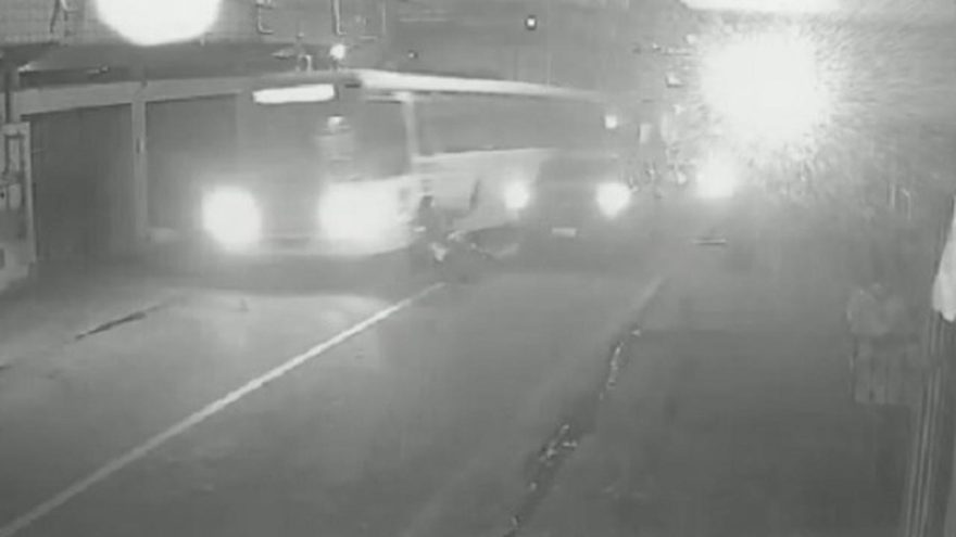 Câmera registra acidente brutal que terminou com motociclista esmagado por ônibus