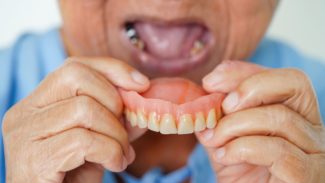 Cirurgia malfeita, dor e vergonha: clínica paga caro por erro odontológico