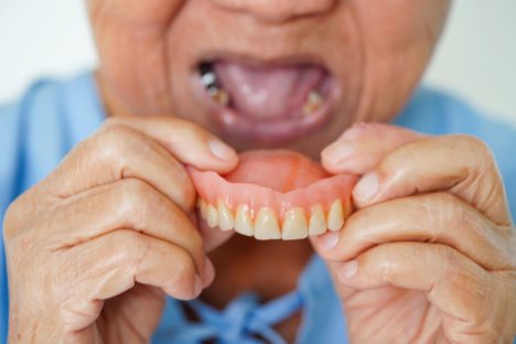 Imagem referente a Cirurgia malfeita, dor e vergonha: clínica paga caro por erro odontológico
