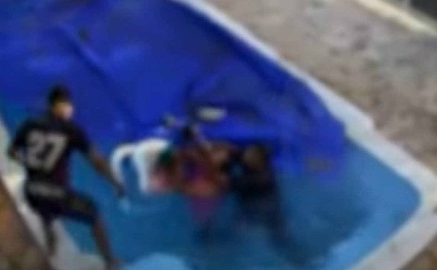 Bebê de 7 meses cai em piscina e é salva pelos pais 