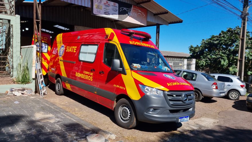 Trabalhador despenca de telhado após folha de brasilit quebrar