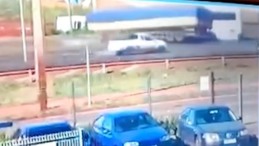 Vídeo mostra grave colisão entre caminhão e carreta na BR-277