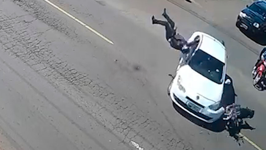 Câmera flagra motociclista voando por cima de carro após forte acidente na Rua Jacarezinho, em Cascavel