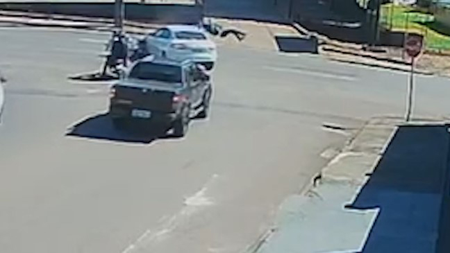 Por outro ângulo: Veja acidente que deixou motociclista ferido na rua Jacarezinho, em Cascavel