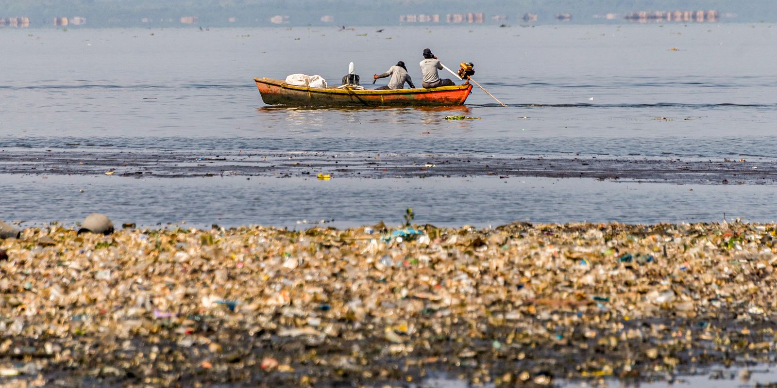 Pescadores tiram 46 toneladas de lixo em baías de Guanabara e Sepetiba