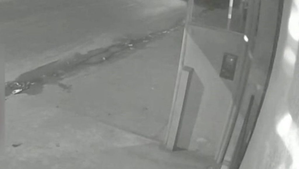 Vídeo flagra colisão fatal entre ônibus e três carros no Jardim América Vídeo flagra colisão fatal entre ônibus e três carros no Jardim América