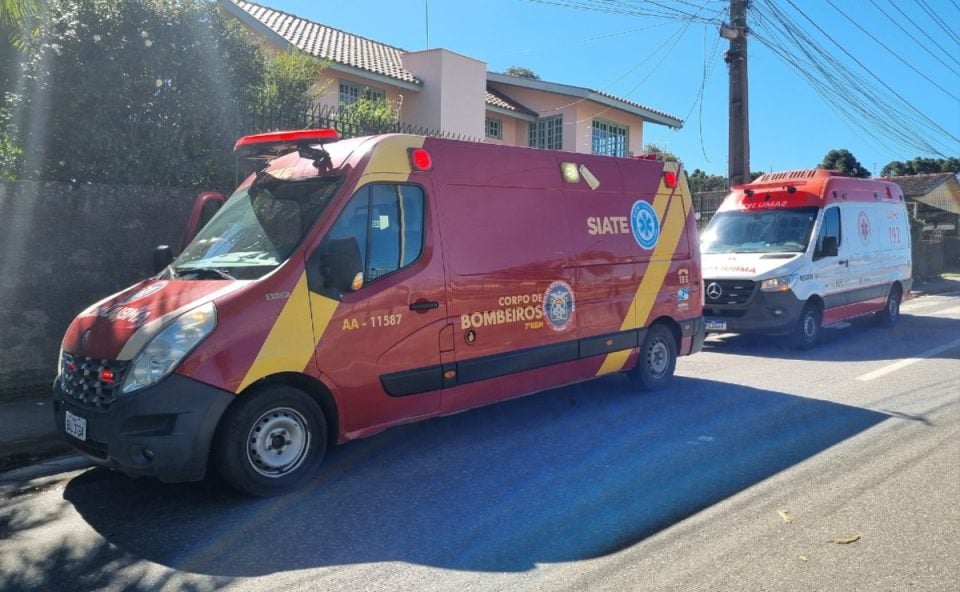 Idoso cai de escada durante pintura e sofre traumas graves na cabeça e tórax