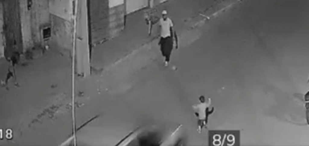 Veja o momento em que bebê de um ano morre atropelado por carro em alta velocidade Veja o momento em que bebê de um ano morre atropelado por carro em alta velocidade