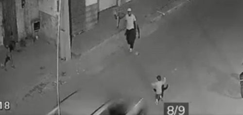 Veja o momento em que bebê de um ano morre atropelado por carro em alta velocidade Imagem referente a Veja o momento em que bebê de um ano morre atropelado por carro em alta velocidade