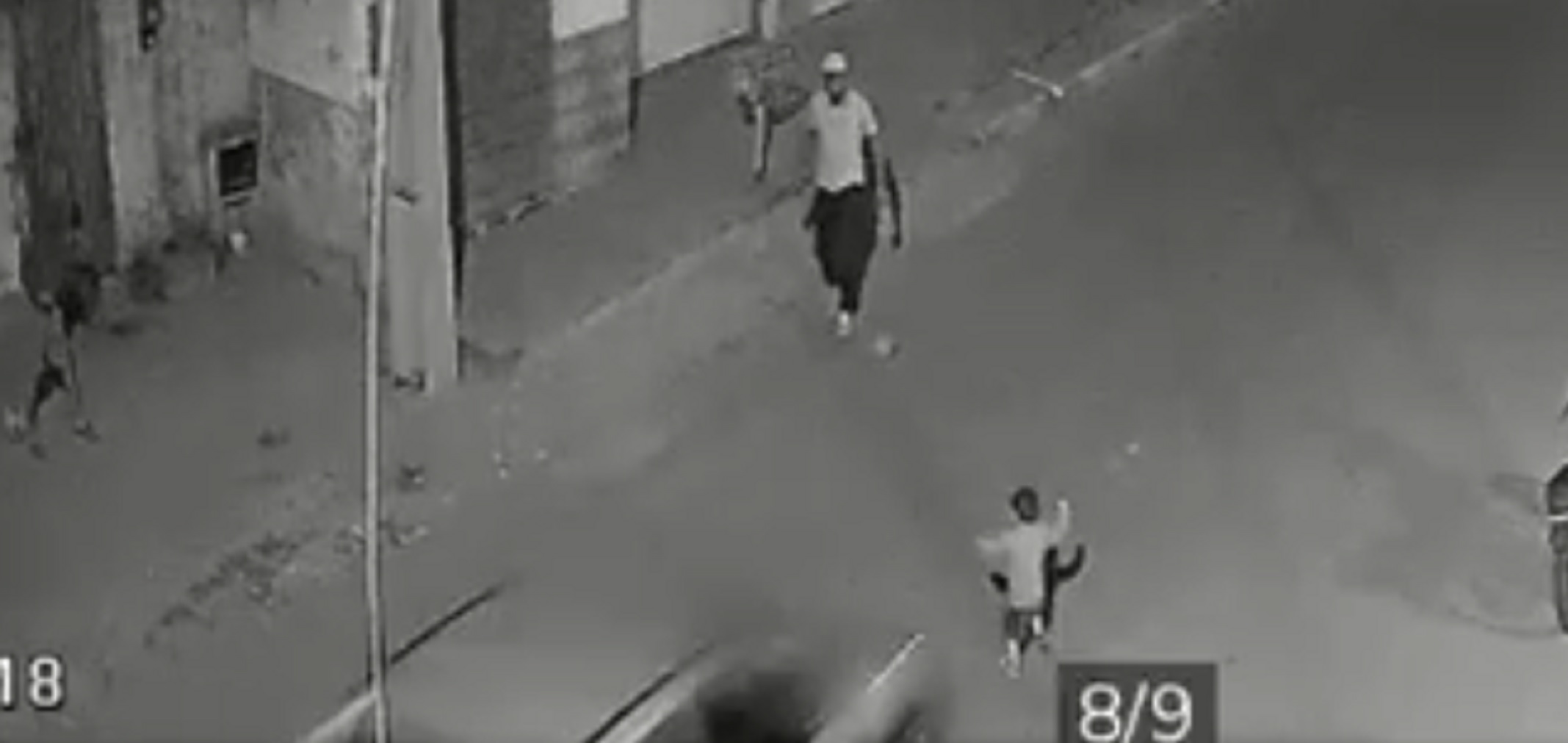 Veja o momento em que bebê de um ano morre atropelado por carro em alta velocidade