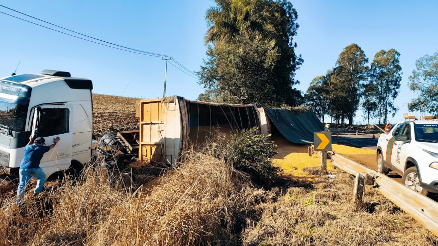 Carreta carregada com milho tomba e caminhoneiro fica ferido na BR-369, em Cascavel